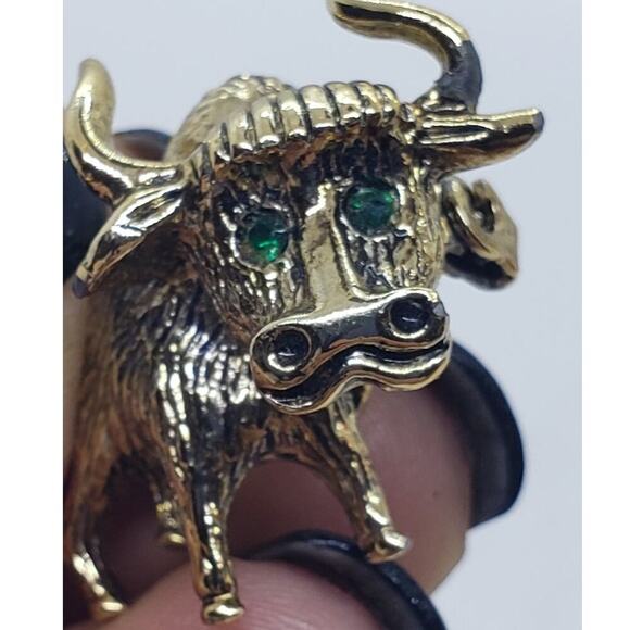 Vintage Bull Brooch Pin Gold Tone Green Rhinestone Eyes Signed E Figurine - Picture 3 of 7